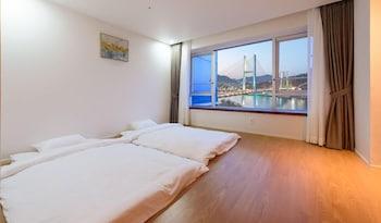 Ondol, Ocean, Cruise, Art, 2 Futon Beds, Pool Access