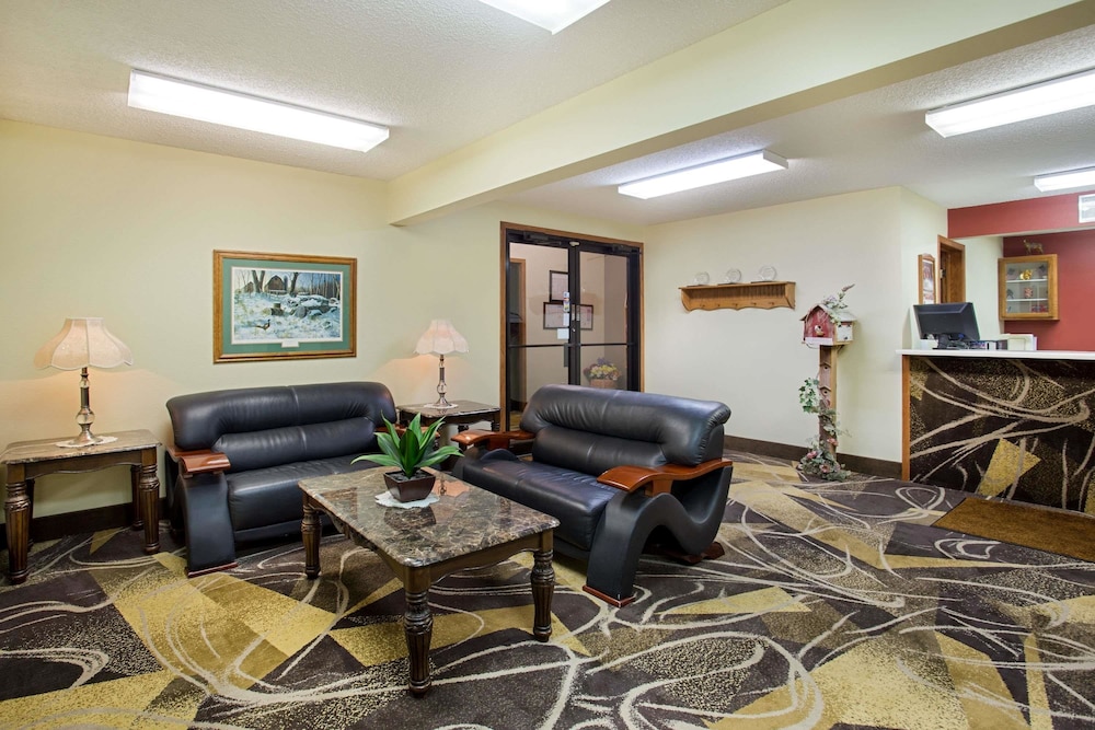 Super 8 By Wyndham Charles City 19/26