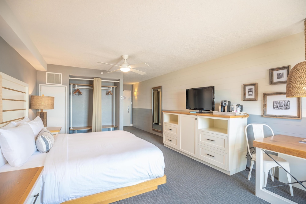 ROOM, KING BED, PATIO