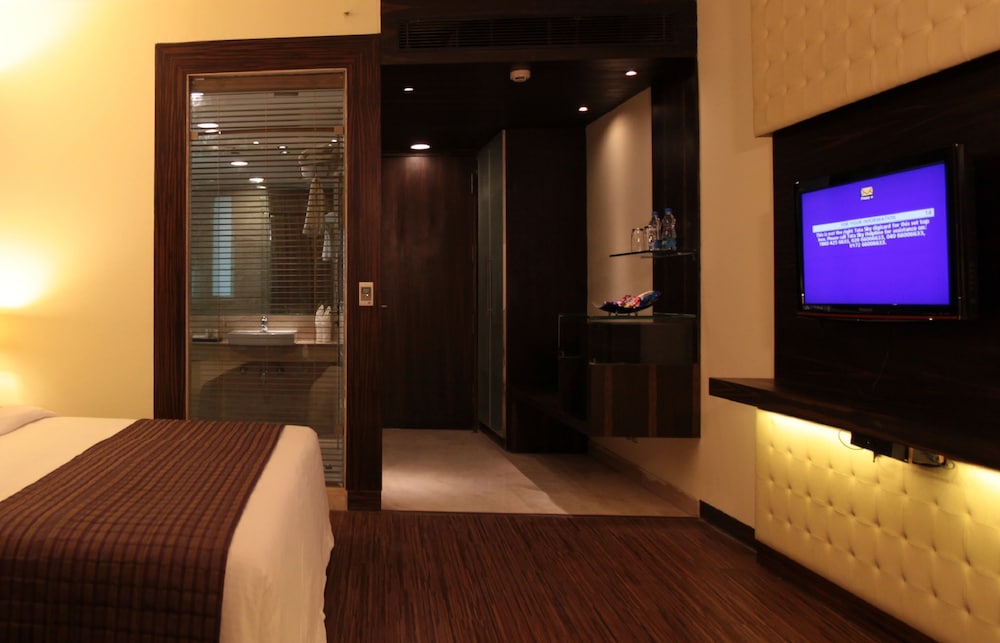 HOTEL PRIVATE AFFAIR 24/35