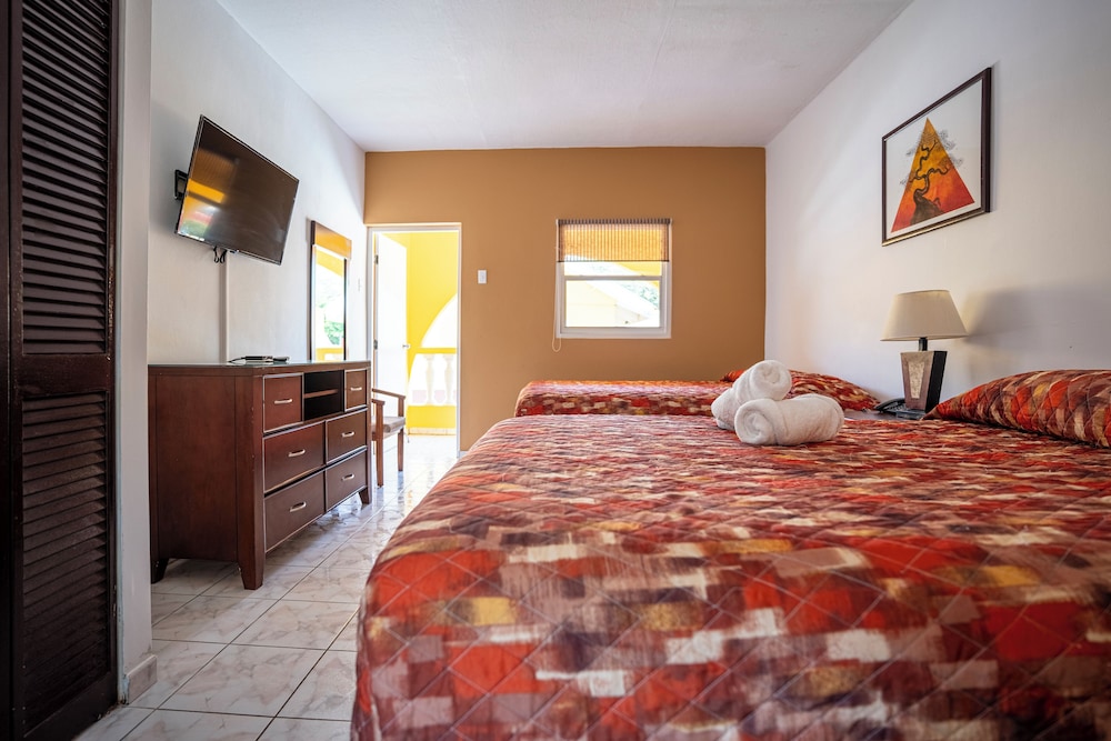 SUPERIOR, STUDIO, QUEEN BED
