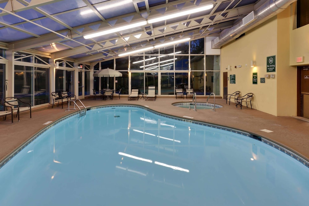 La Quinta Inn And Suites By Wyndham Plattsburgh 26/38