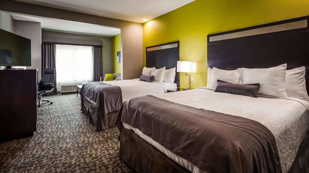 Suite, 2 Queen Beds, Sofa, Accessible