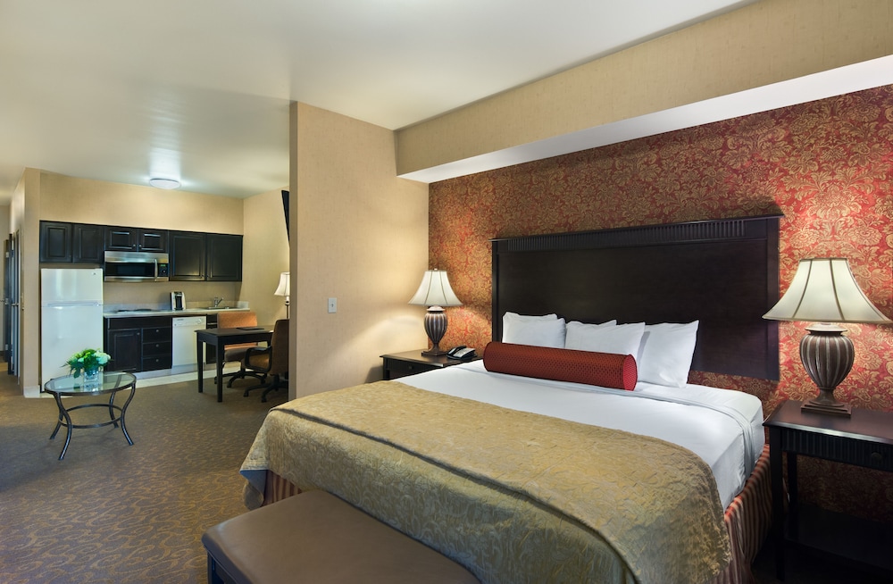 SUITE, KING BED, SOFA, KITCHENETTE