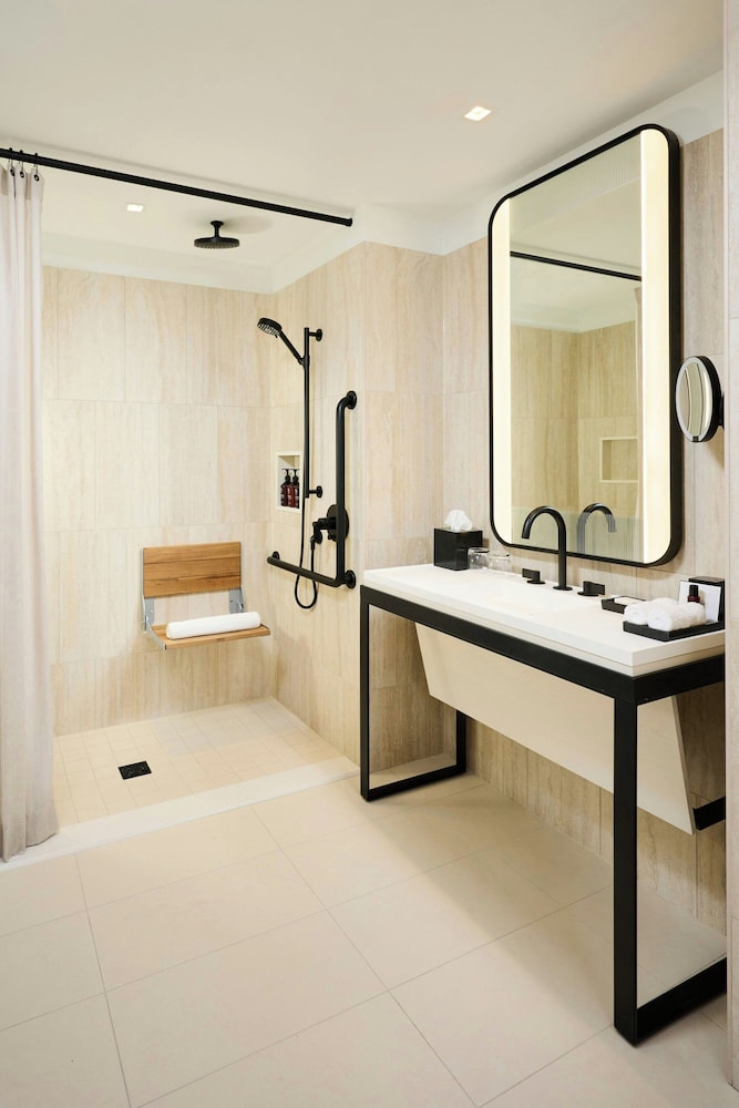Studio, King Bed, Lake View, The Pearle Hotel & Spa, Autograph Collection 5/9