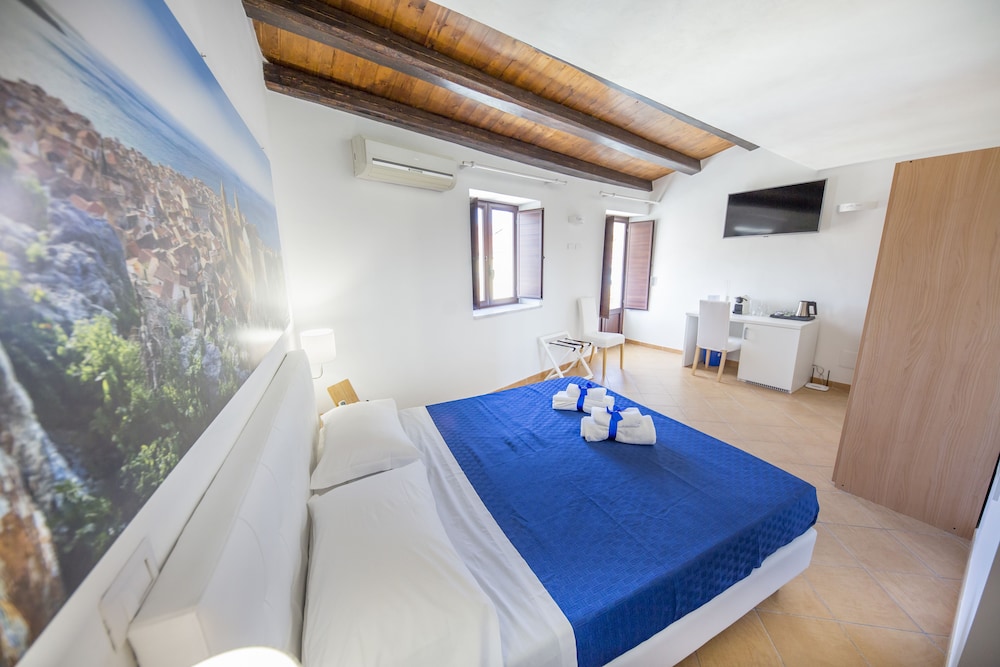 DELUXE, DOUBLE BED, SEA VIEW