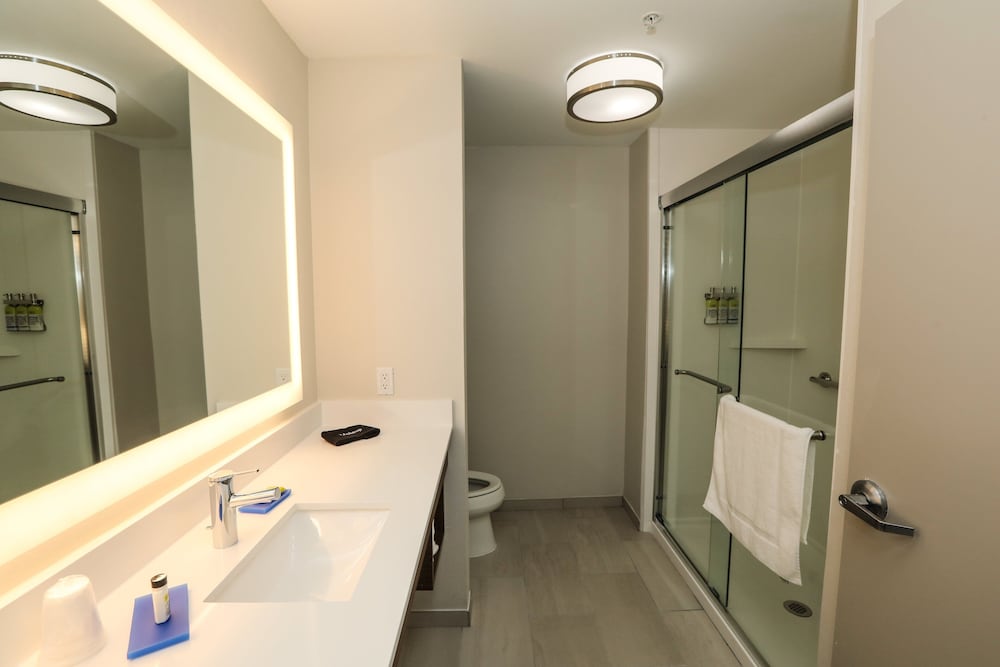Holiday Inn Express Hillsboro I-35 27/69