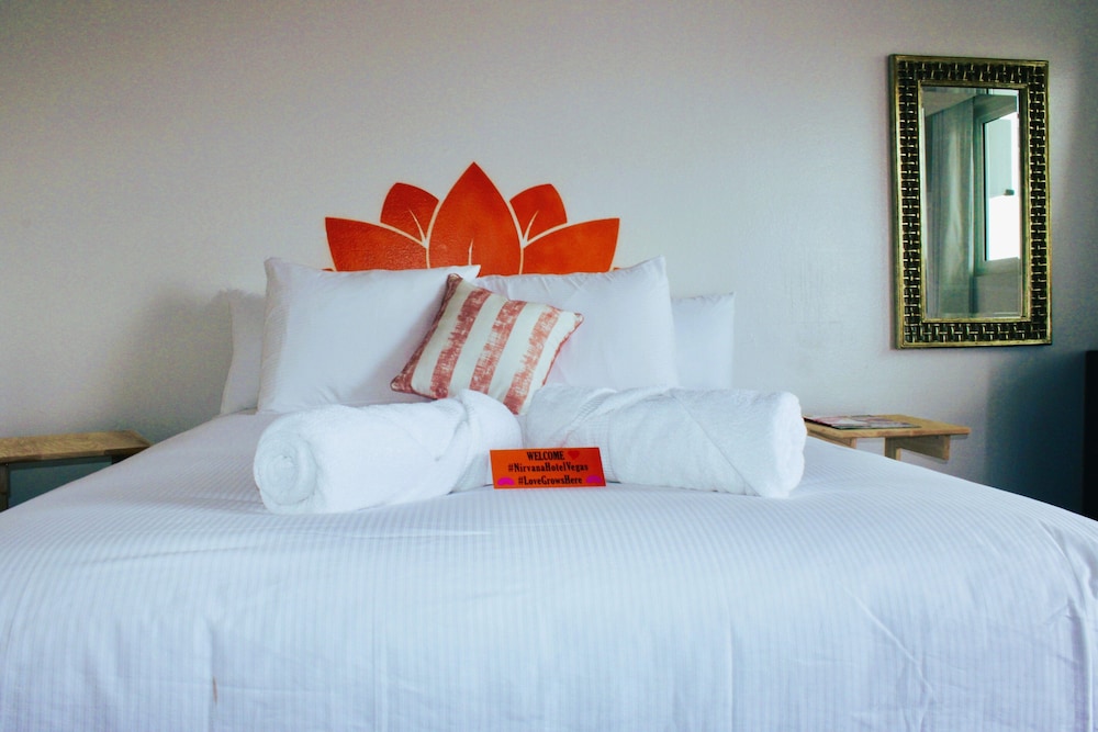 DELUXE, QUEEN BED