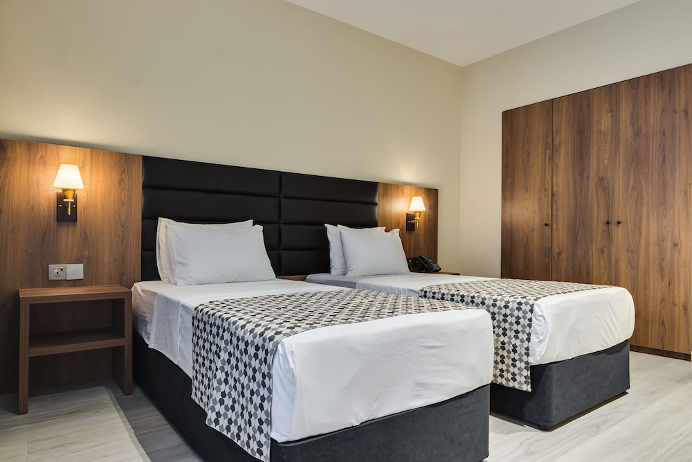 ROOM, DOUBLE BED