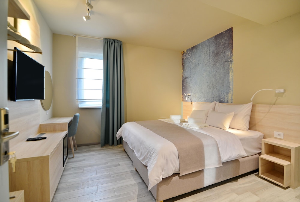 SUPERIOR, DOUBLE OR TWIN BED