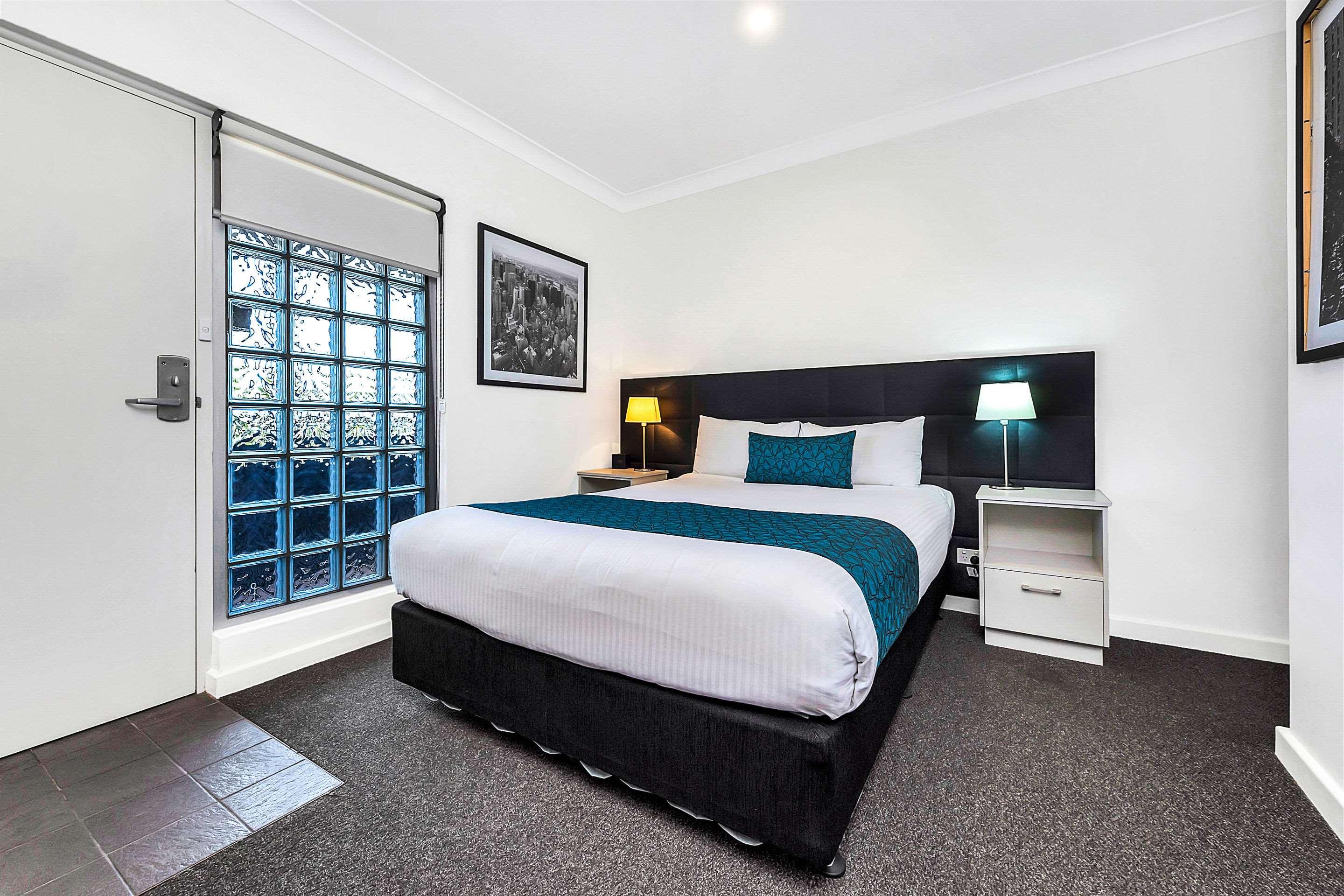ROOM, QUEEN BED