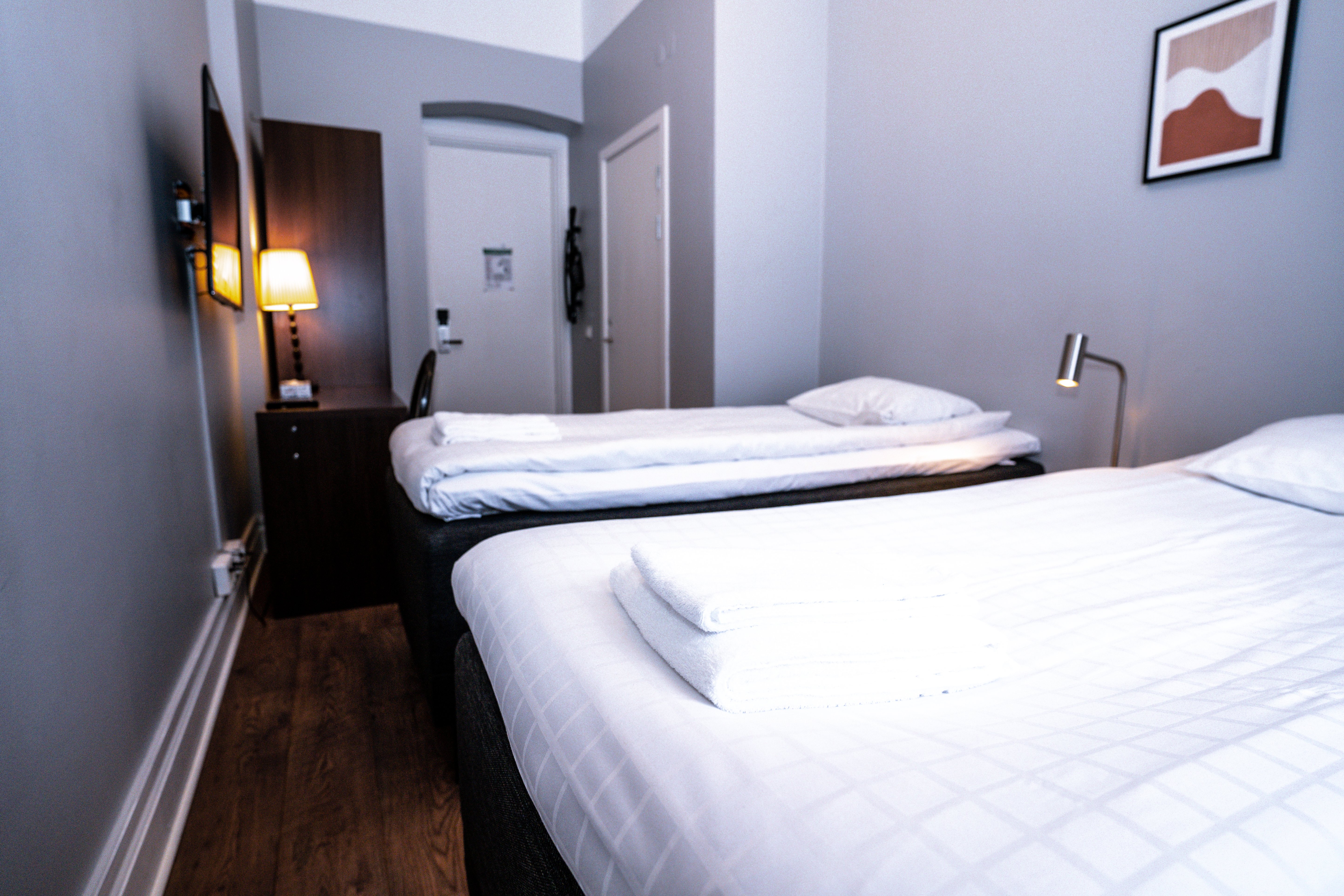 ROOM, TWIN BEDS