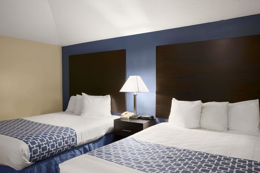 Days Inn & Suites By Wyndham Cherry Hill - Philadelphia 12/35