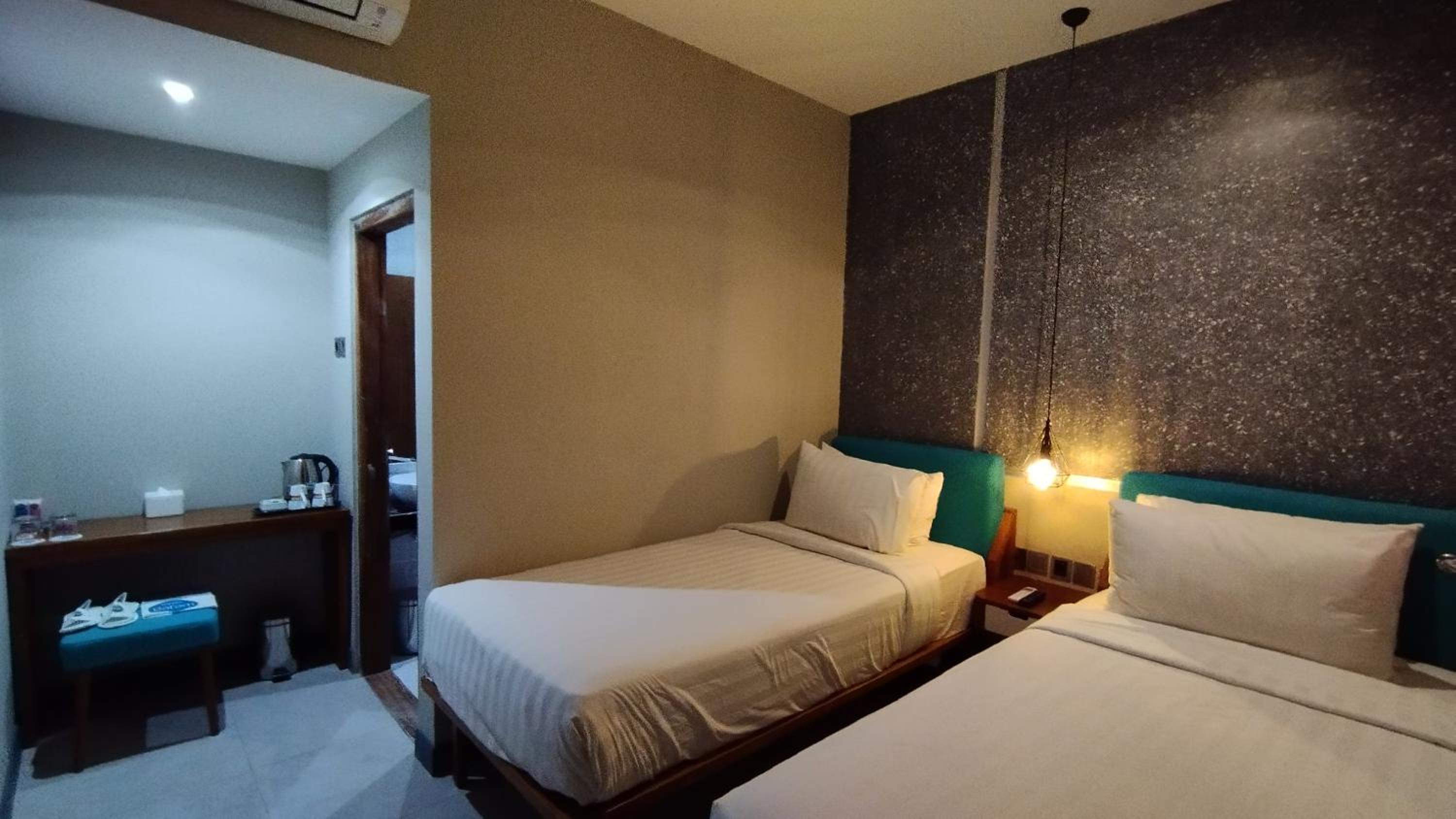 Smart, Twin Beds, No Window