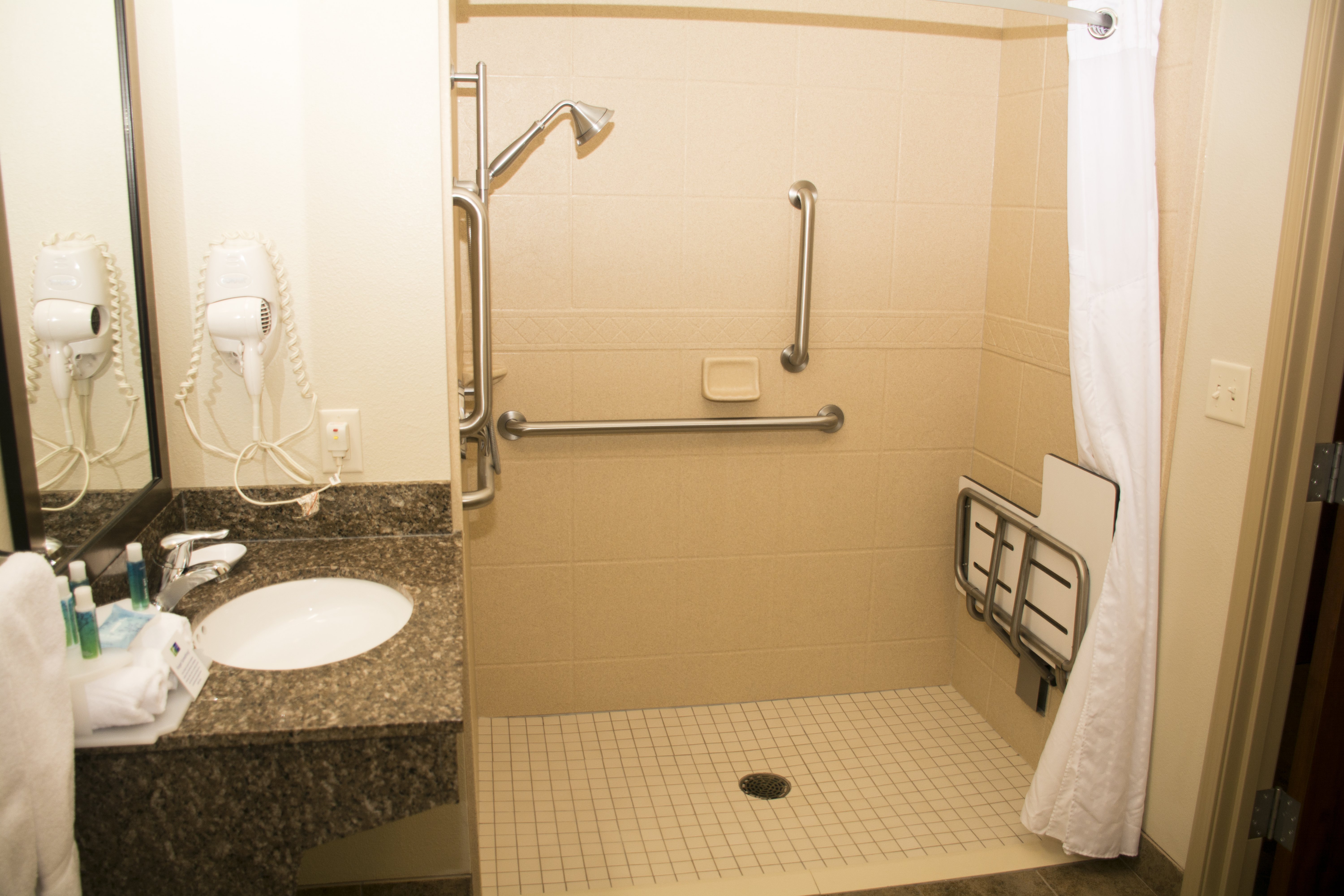 Holiday Inn Express Hotel And Suites Mason City 74/76