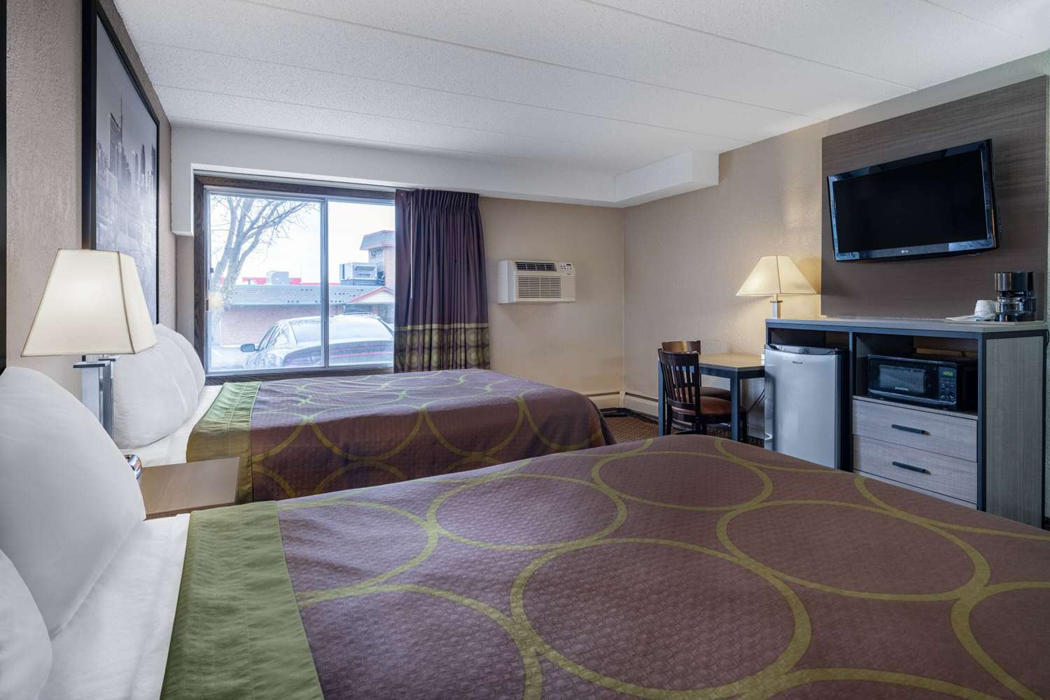 Super 8 by Wyndham Owatonna 10/16