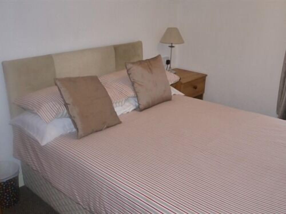 Hazelgrove Guest House 12/25