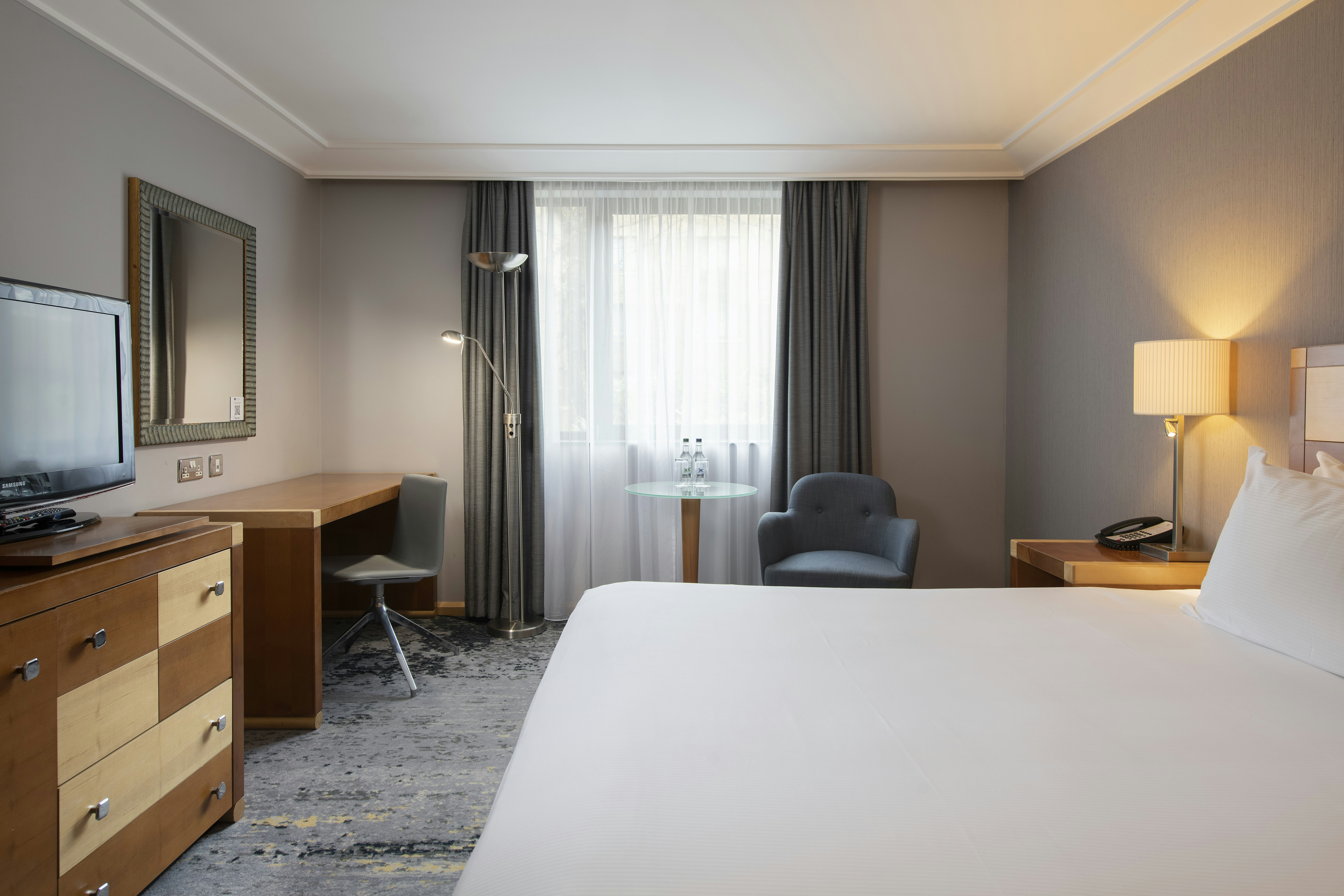 GUEST ROOM, KING BED