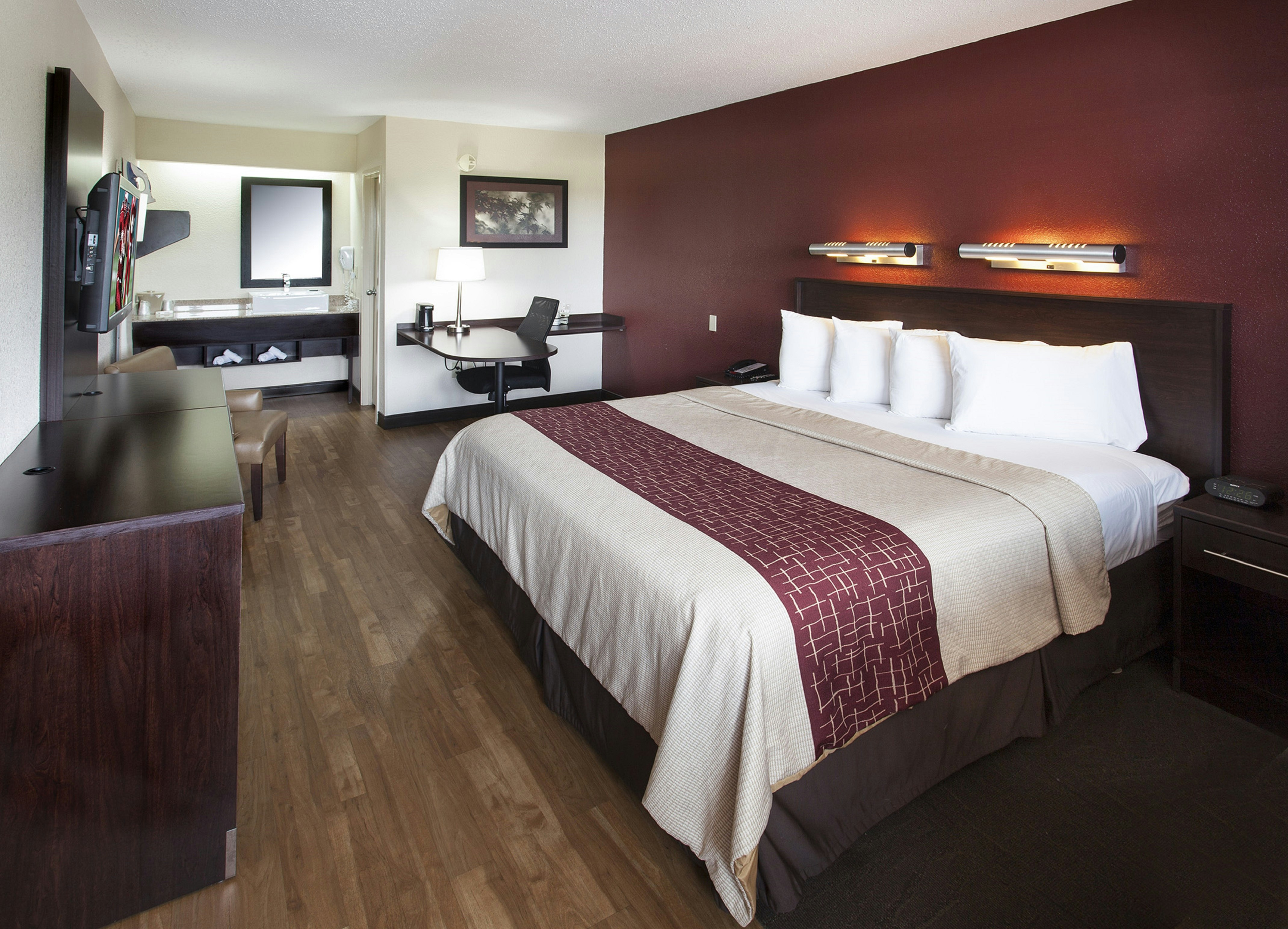 Non-Smoking Superior 1 King Bed, Micro-Fridge، Red Roof Plus Philadelphia Airport 3/6