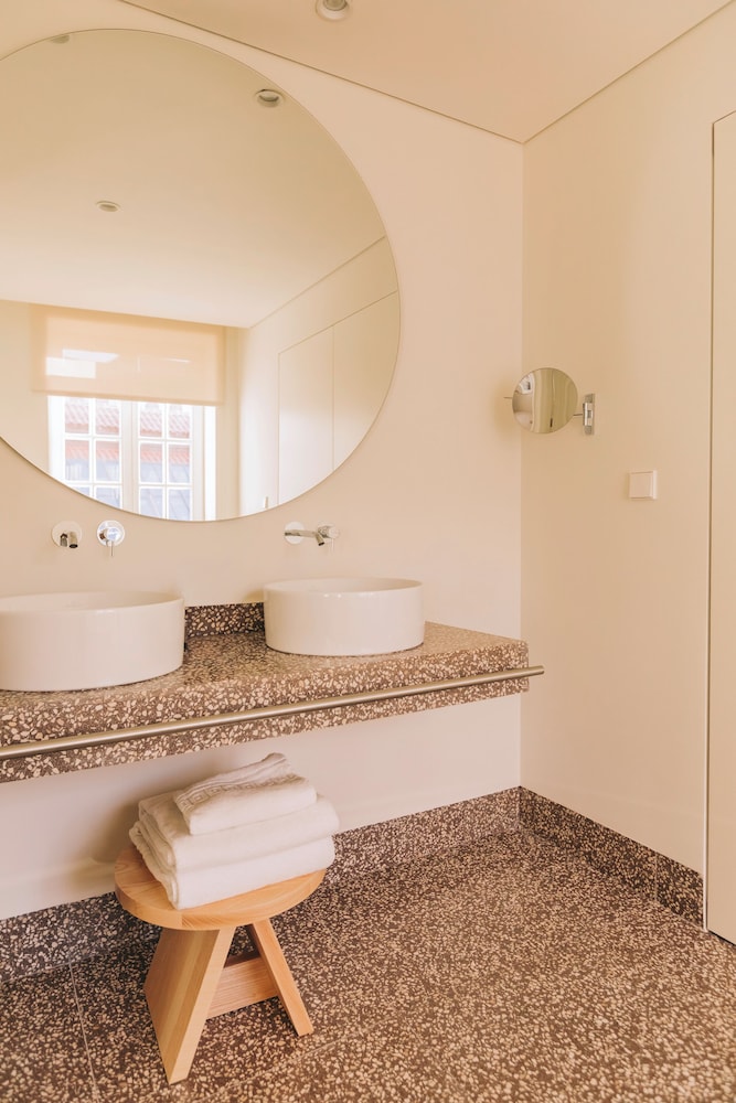 Junior Suite, Queen Bed, Bathtub