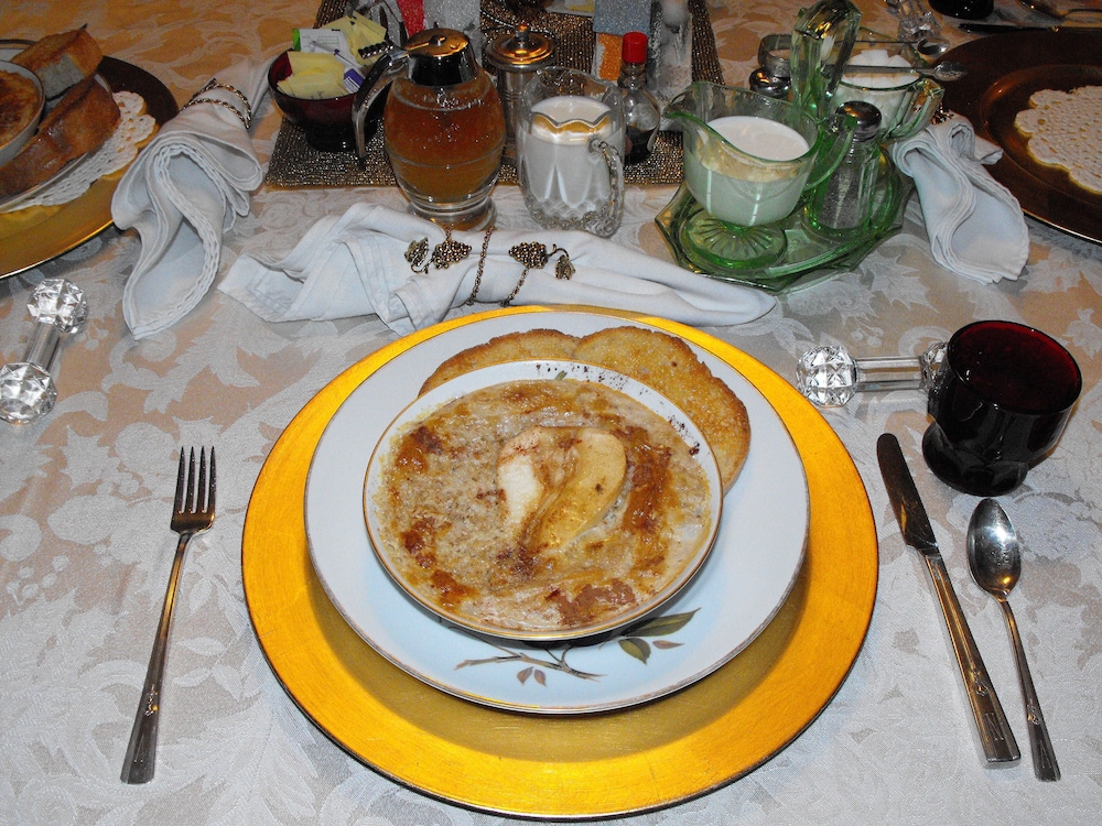 The Queen, A Victorian Bed and Breakfast 53/74