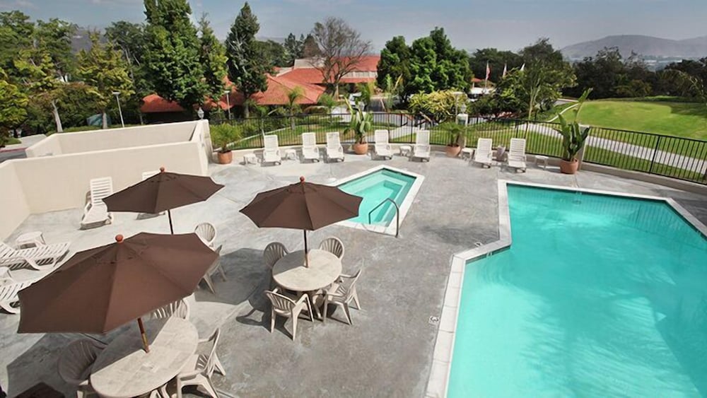 Kellogg West Conference Center &amp; Hotel 28/32