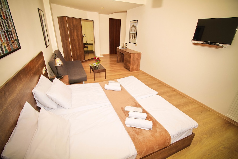 ROOM, TWIN BEDS, WITH EXTRA BED