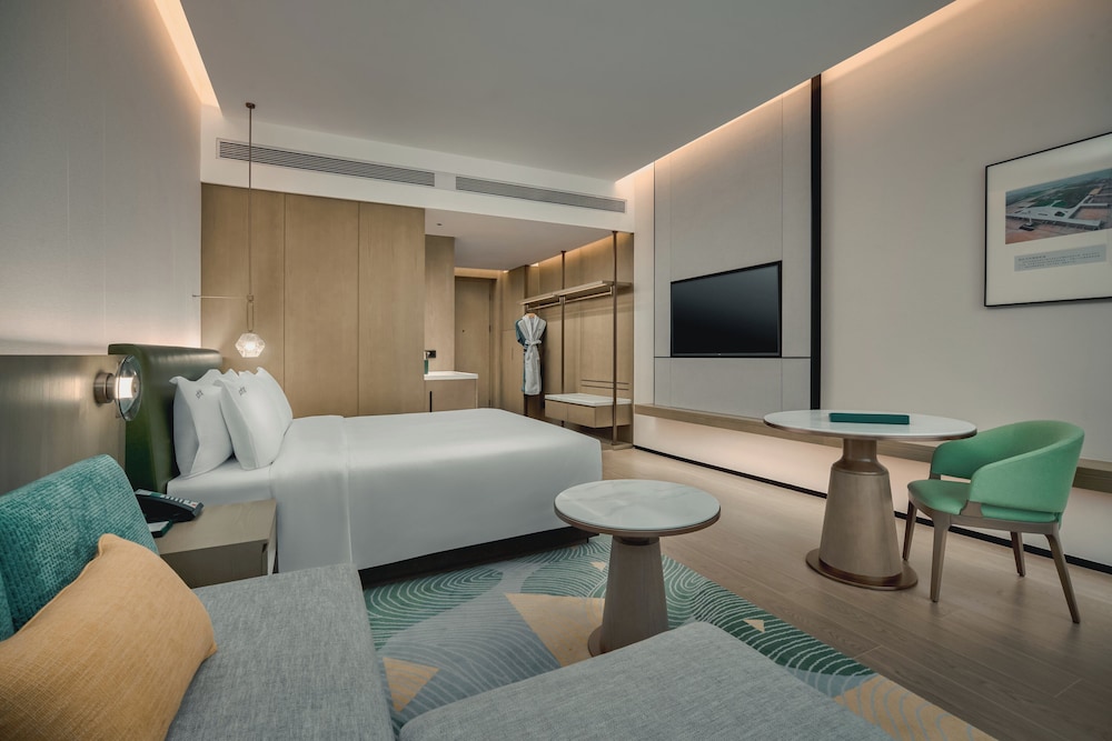 غرفة بريميوم بسرير كينج، Holiday Inn Wuhan Tianhe Airport by IHG 2/3