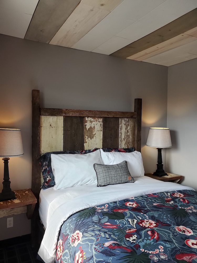 Vintage Block Inn Suites 12/28