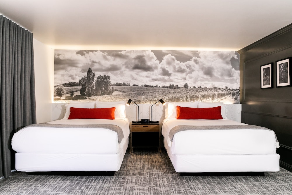 Vinland Hotel and Lounge 33/71