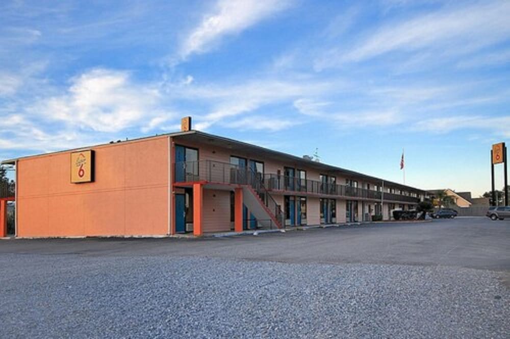 Super 6 Inn & Suites 36/40
