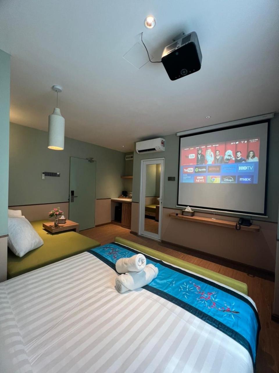 Premier, Superior, Queen Bed, Sofa