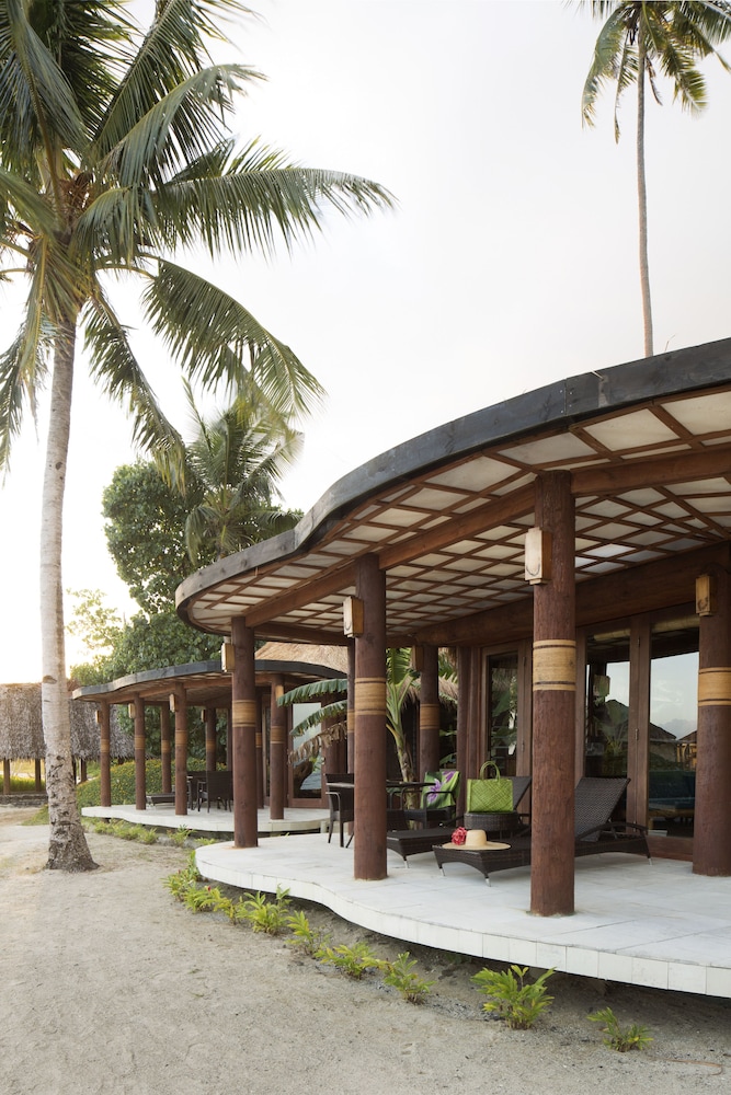 Coconuts Beach Club Resort and Spa in Maninoa