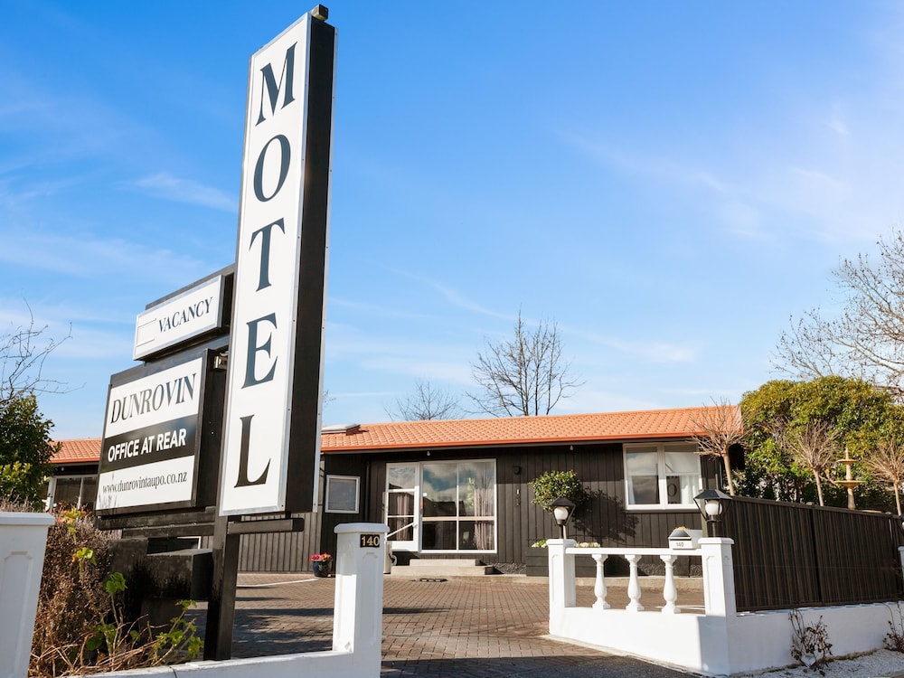 Dunrovin Motel 4/69