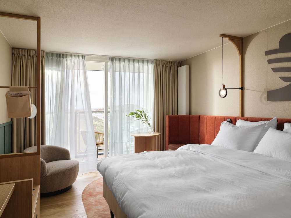 DESIGN, KING BED, PARTIAL OCEAN VIEW