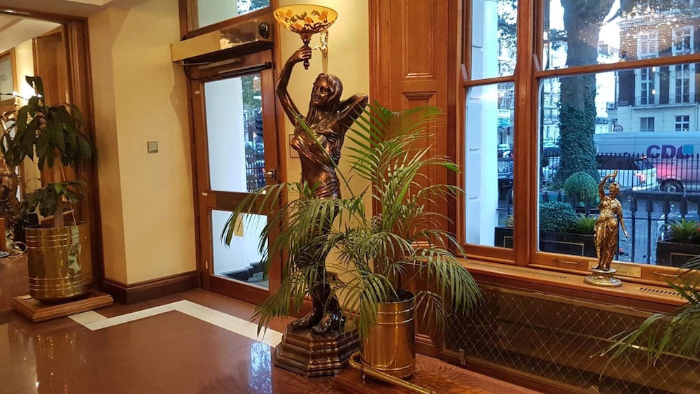 Westpoint Hotel 4/50