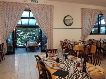 restaurant-cafeteria