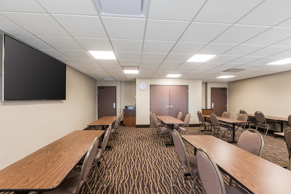 Sleep Inn & Suites West Des Moines near Jordan Creek 36/39