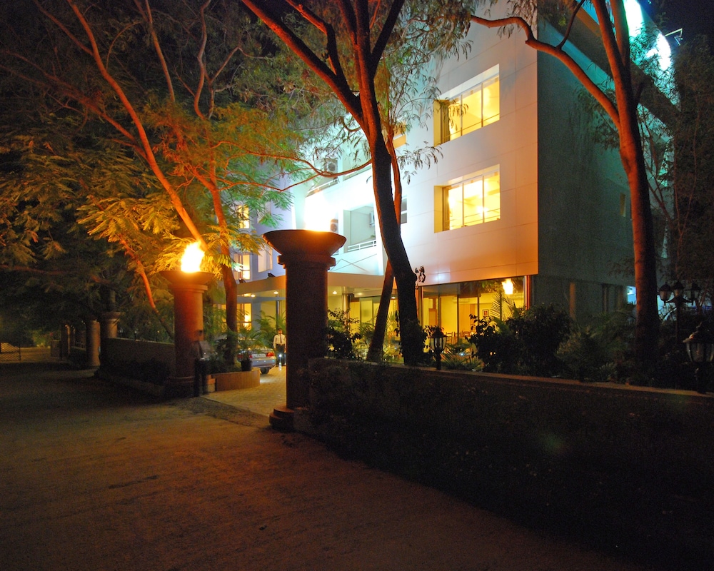 Phoenix Hotel 46/50