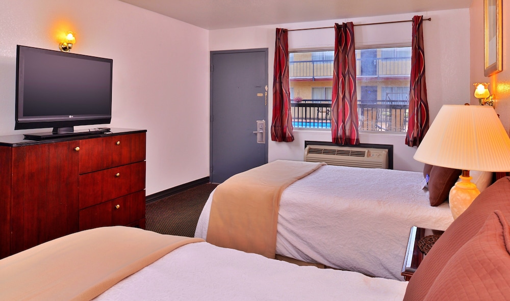Castle Inn & Suites By OYO Chickasha 26/66