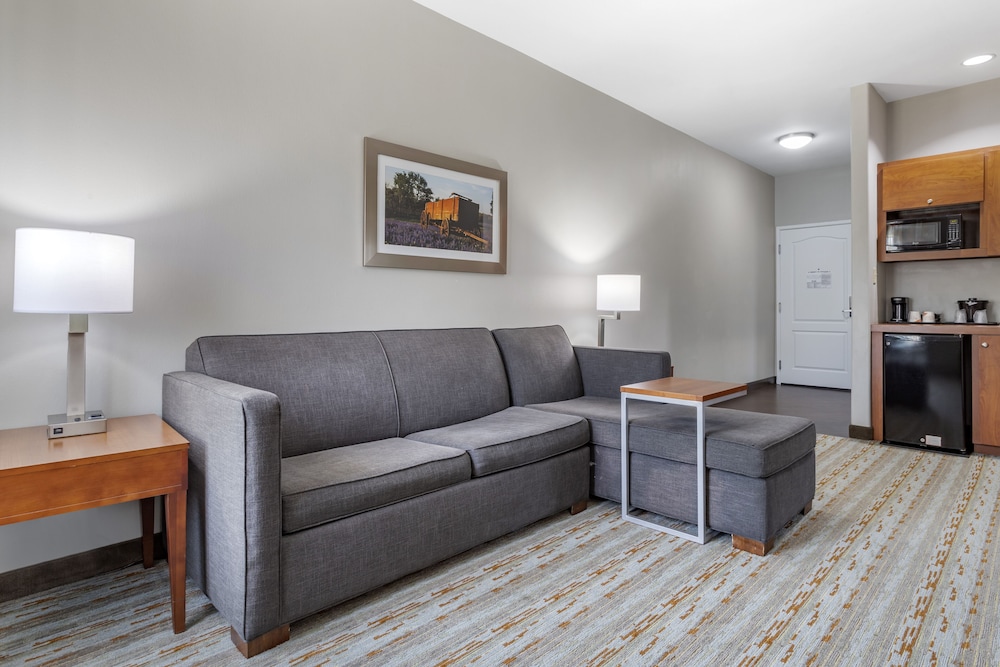 Comfort Inn & Suites Cleveland TX 23/40
