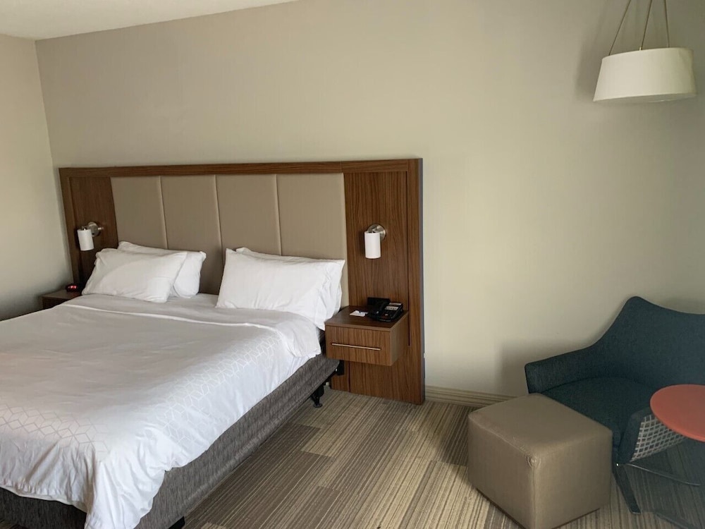 Holiday Inn Express Suites Evansville North 8/31