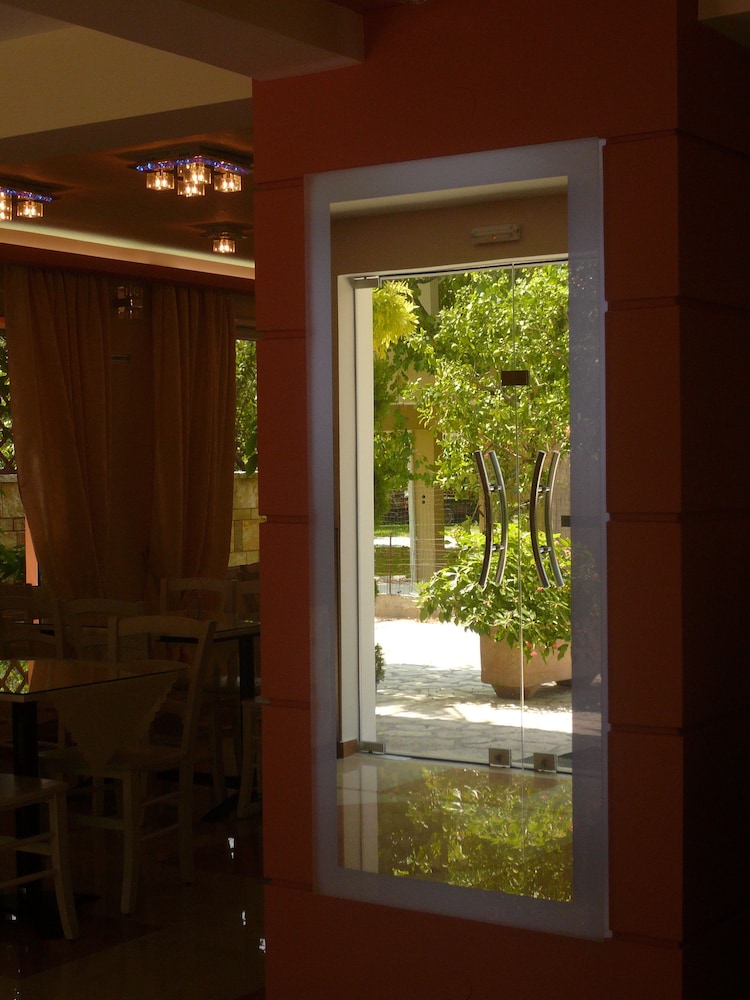 Avra Hotel 10/71