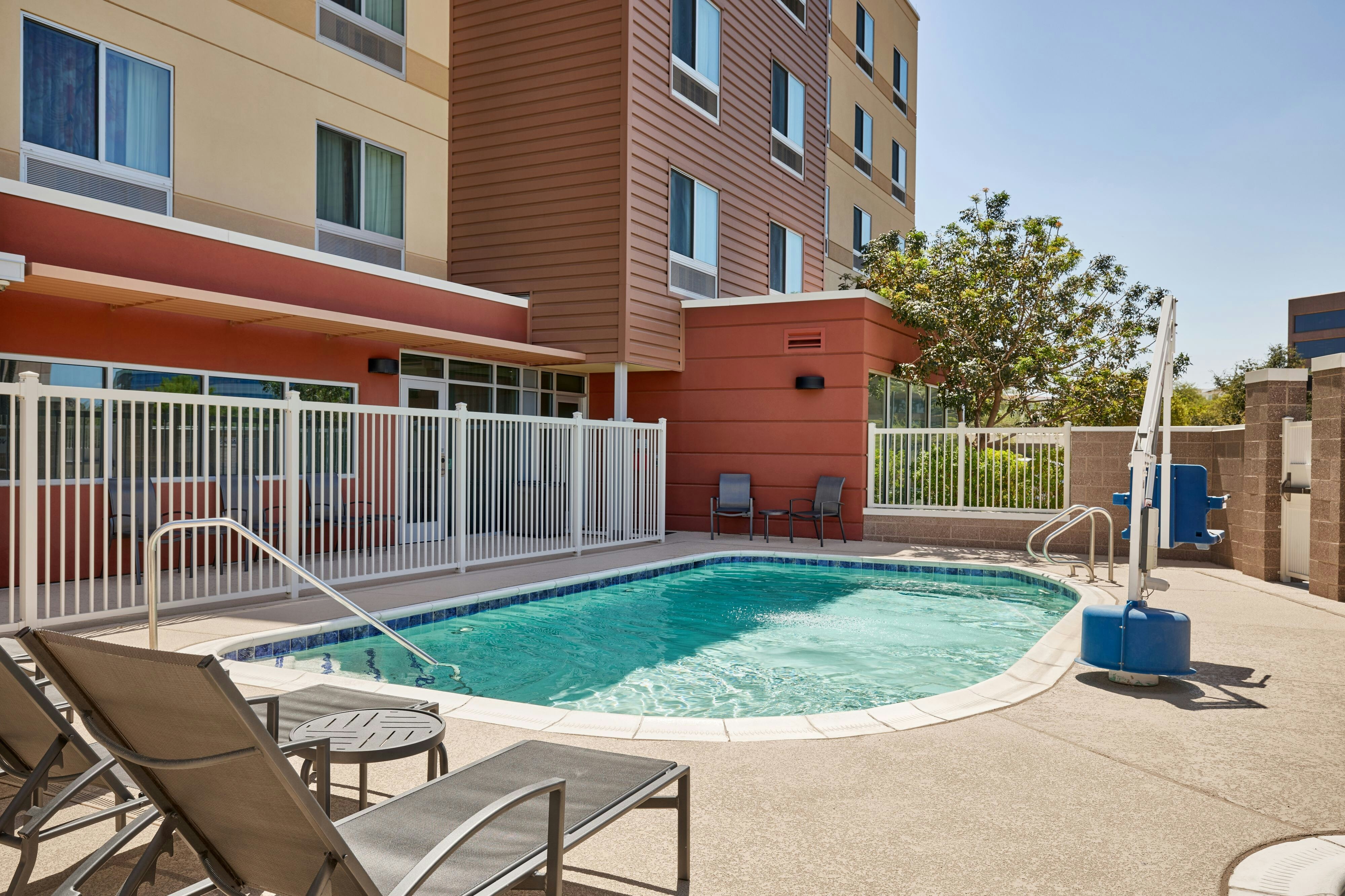 Fairfield Inn & Suites By Marriott Phoenix Tempe/Airport 50/51