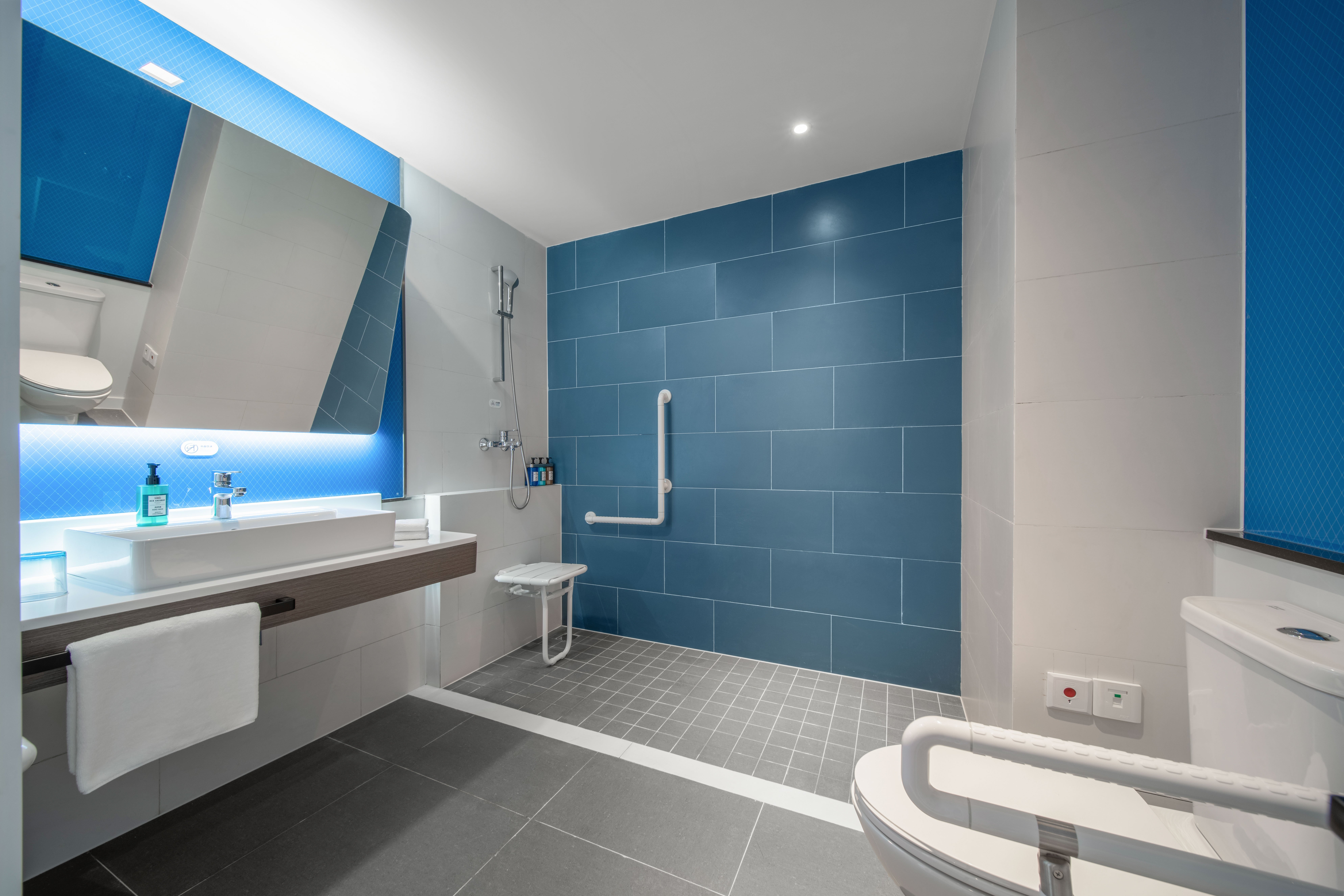 Holiday Inn Express Rongcheng Science and Technology Park 52/53