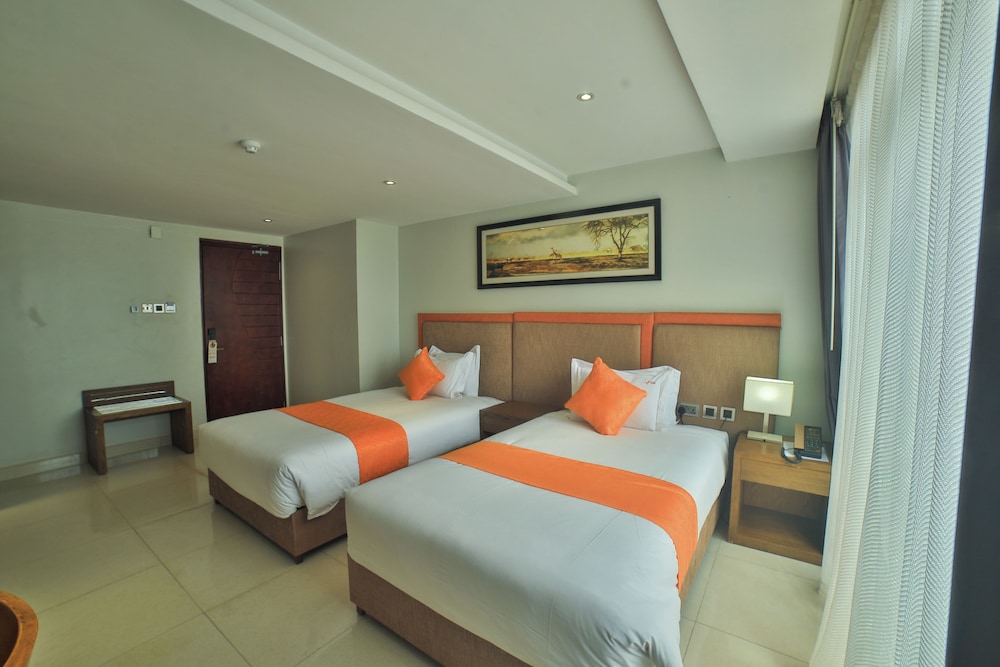 Canary Hotel 30/64