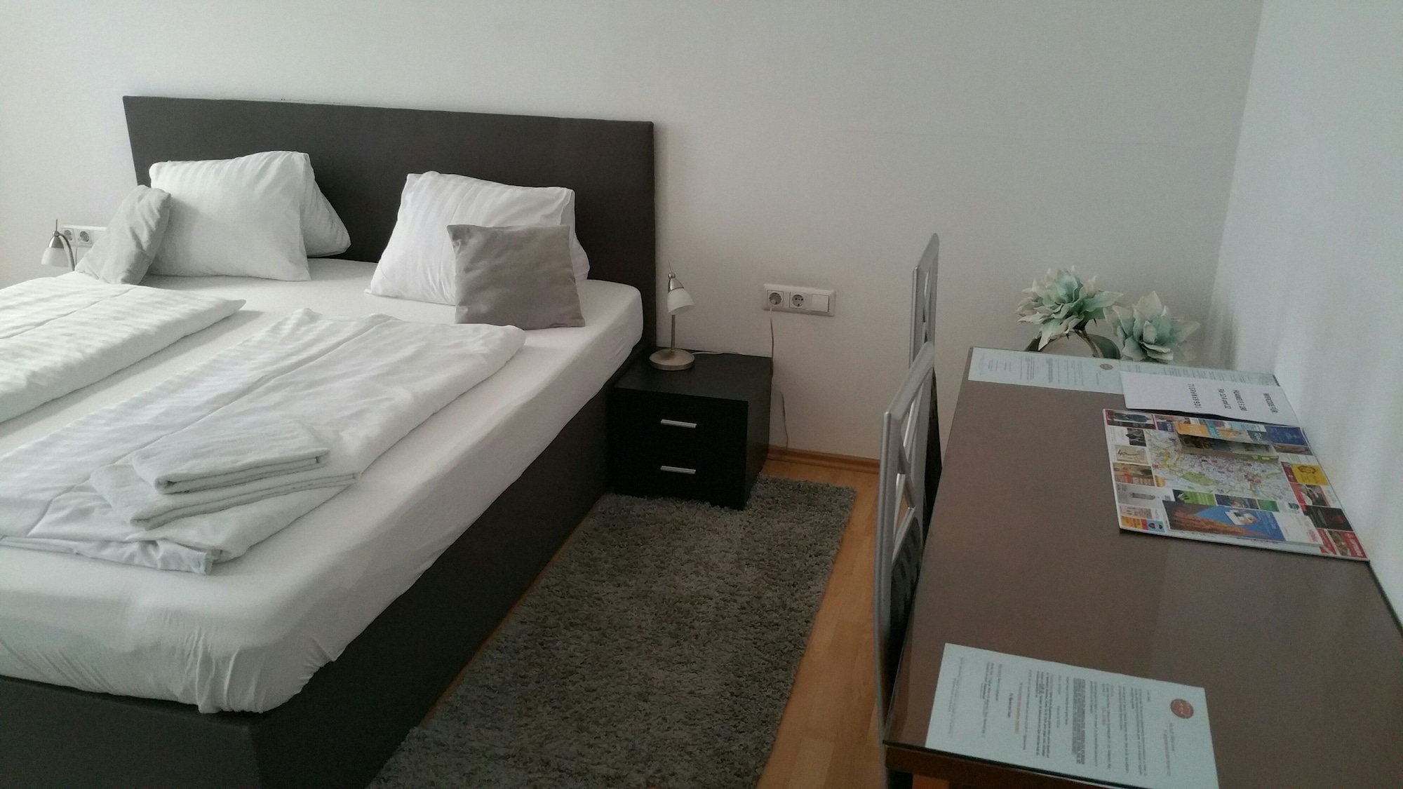 ROOM, DOUBLE BED