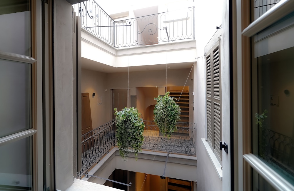 Bergamo Inn 21 2/29