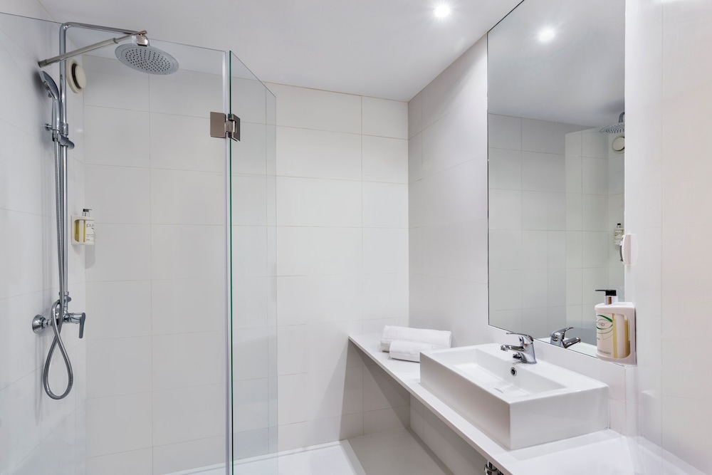 B&B HOTEL Madrid Aeropuerto T1 T2 T3 24/24