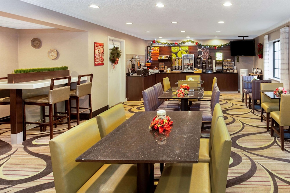 La Quinta Inn Suites By Wyndham Milwaukee Delafield 36/50